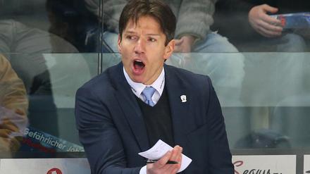 Geht da diesmal was? Trainer Uwe Krupp von den Eisbären beim jüngsten Spiel der Berliner in Nürnberg im Januar, die Berliner verloren es 2:3 nach Penaltyschießen.