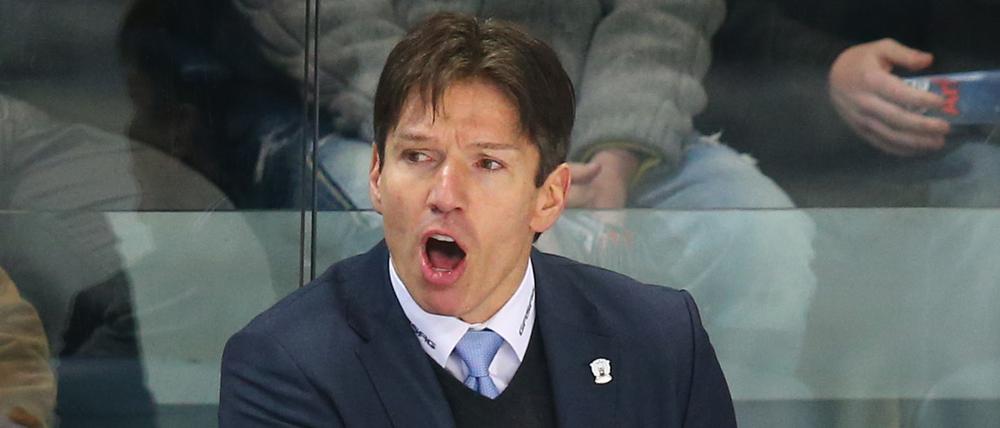 Geht da diesmal was? Trainer Uwe Krupp von den Eisbären beim jüngsten Spiel der Berliner in Nürnberg im Januar, die Berliner verloren es 2:3 nach Penaltyschießen.