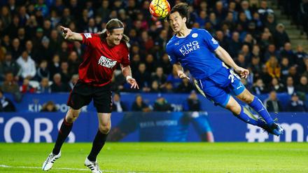Leicester Citys Shinji Okazaki beim Kopfball.