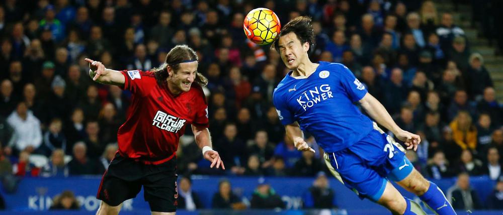Leicester Citys Shinji Okazaki beim Kopfball.
