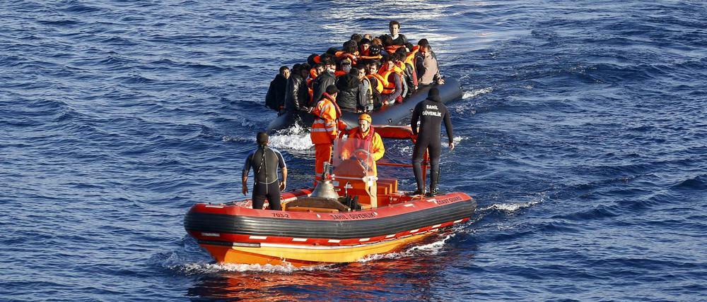 Täglich kommen aus der Türkei Flüchtlinge auf den griechischen Inseln an - seit Januar rund 160.000.