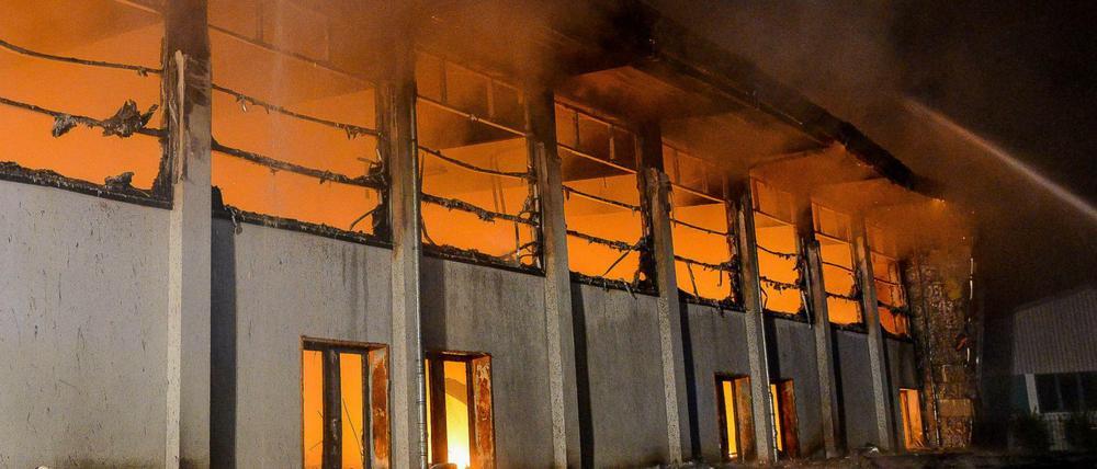 Im August 2015 brennt die Sporthalle in Nauen (Brandenburg) ab. Die Sportstätte war als Notunterkunft für etwa 100 Flüchtlinge geplant.
