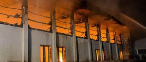 Im August 2015 brennt die Sporthalle in Nauen (Brandenburg) ab. Die Sportstätte war als Notunterkunft für etwa 100 Flüchtlinge geplant. 