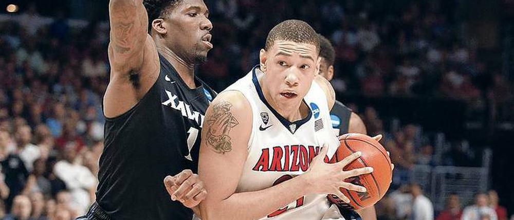 Junger Mann, große Schritte. Brandon Ashley, hier rechts im Trikot der Universität von Arizona, spielte noch nie für einen Klub außerhalb der USA.