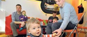 Nur keine Hektik. Männer im Väterzentrum an der Marienburger Straße in Berlin.