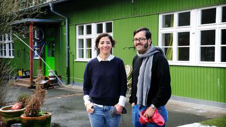 Neil und Gülnur Nadarajah vor Ihrem Hostel in Berlin-Grunewald.