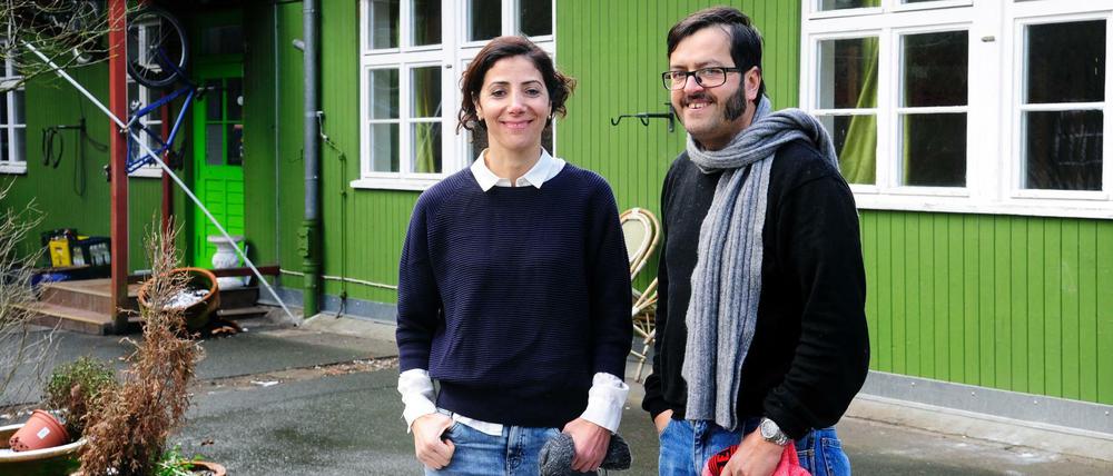 Neil und Gülnur Nadarajah vor Ihrem Hostel in Berlin-Grunewald.