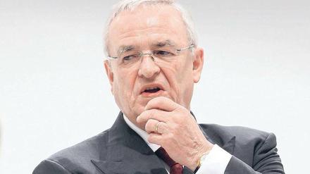 Ernste Miene. Martin Winterkorn könnte zu lange für sich behalten haben, dass sein Konzern die Abgaswerte mit einer Software bei Tests manipuliert hat. 