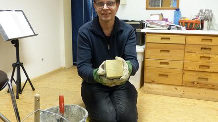 Michael Rohrmann ist einer der wenigen in Berlin, der sozusagen die Lizenz zum Stolpersteine-Verlegen hat