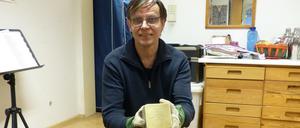 Michael Rohrmann ist einer der wenigen in Berlin, der sozusagen die Lizenz zum Stolpersteine-Verlegen hat