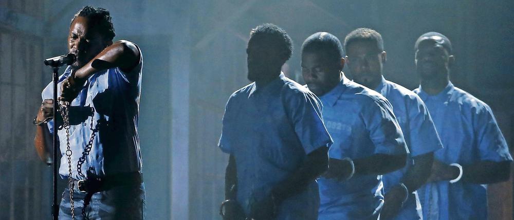 Kendrick unchaining. Bei der Grammy-Verleihung im Februar hatte Kendrick Lamar einen hochpolitischen Auftritt.