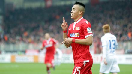Zwei Finger, zwei Tore. Bobby Wood traf für den 1. FC Union gegen Frankfurt doppelt.