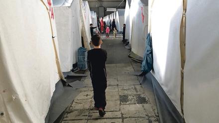 In den ehemaligen Hangars des Tempelhofer Flughafens leben derzeit 2000 Flüchtlinge. 