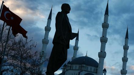 Mustafa Kemal Atatürk, Begründer der modernen Türkei, führte zahlreiche Reformen zur "Europäisierung" des Landes durch – darunter der Wechsel vom arabischen zum lateinischen Alphabet.