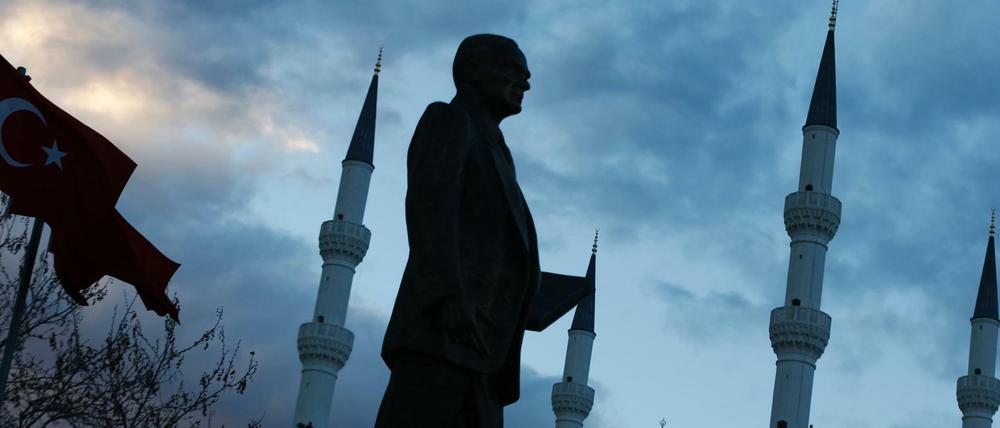 Mustafa Kemal Atatürk, Begründer der modernen Türkei, führte zahlreiche Reformen zur "Europäisierung" des Landes durch – darunter der Wechsel vom arabischen zum lateinischen Alphabet.