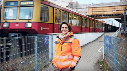 Es läuft nach Plan. Die Fußgängerbrücke am S-Bahnhof Grünbergallee wird bis April saniert. Danach bekommt sie ihre blaue Farbe wieder – und einen Boden aus Stahl, der die alten Betonplatten ersetzt. Zuständig dafür, dass alles klappt, ist Kimia Radmard. 