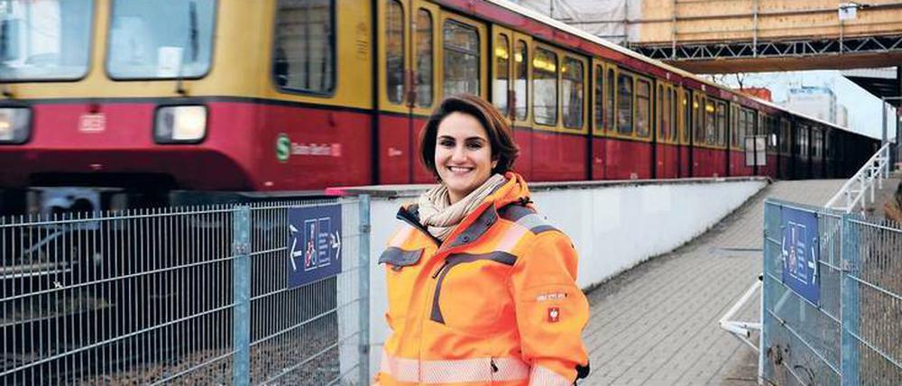 Es läuft nach Plan. Die Fußgängerbrücke am S-Bahnhof Grünbergallee wird bis April saniert. Danach bekommt sie ihre blaue Farbe wieder – und einen Boden aus Stahl, der die alten Betonplatten ersetzt. Zuständig dafür, dass alles klappt, ist Kimia Radmard.