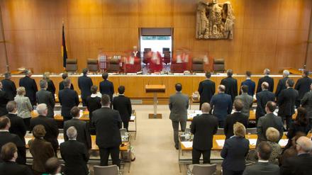 Die Richter konfrontierten die Prozessbevollmächtigten des Bundesrates jedoch mit Zweifeln an der Verhältnismäßigkeit eines Verbots der kleinen, bei Wahlen oft erfolglosen Partei. 