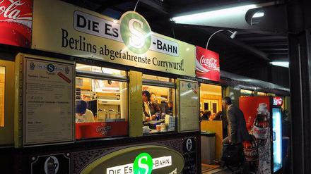 Eine Currywurst zum Abschied am Flughafen Tegel.