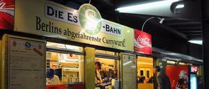 Eine Currywurst zum Abschied am Flughafen Tegel.