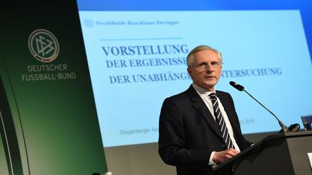 Tacheles. Christian Duve von der Wirtschaftskanzlei Freshfields Bruckhaus Deringer spricht während der Pressekonferenz zur Vorstellung des Untersuchungsberichts zur DFB-Affäre um die Vergabe der Fußball-WM 2006 nach Deutschland. 