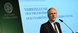 Tacheles. Christian Duve von der Wirtschaftskanzlei Freshfields Bruckhaus Deringer spricht während der Pressekonferenz zur Vorstellung des Untersuchungsberichts zur DFB-Affäre um die Vergabe der Fußball-WM 2006 nach Deutschland. 