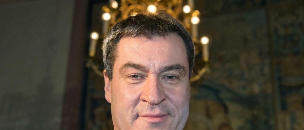 Es ist keine Krone - nur der Kronleuchter im Kaisersaal der Residenz, unter dem sich der bayrische Finanzminister Markus Söder den Fotografen stellt.