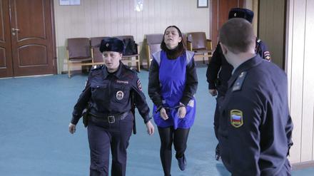 Gyulchehra Bobokulova wird von Polizisten in Russland in Untersuchungshaft gebracht. Die Frau war mit einem abgetrennten Kinderkopf an einer U-Bahn-Station im Moskau verhaftet worden. 