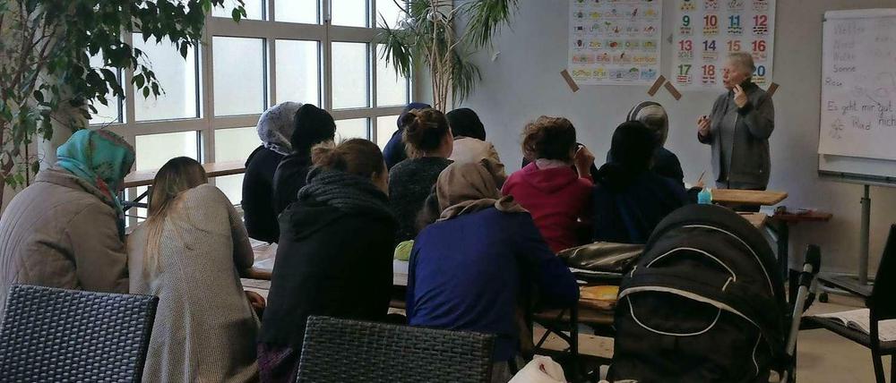 Sprachkurs in der Vorhalle der Onkel-Tom-Sporthalle, Ina S. und ihre Frauen.