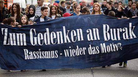 "Zum Gedenken an Burak - Rassismus - wieder das Motiv?" steht im April 2014 in Berlin bei einer Demonstration zum Gedenken an den 22-jährigen Burak Bektas auf einem Transparent. Bektas wurde in der Nacht zum 5. April 2012 in Berlin-Neukölln erschossen. Am Jahrestag seines Todes wollen Freunde und Eltern daran erinnern, dass bis heute vom Täter jede Spur fehlt. 