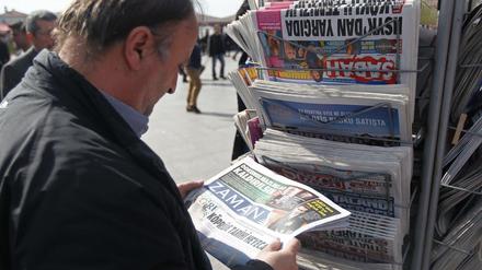 Nachdem die vormals regierungskritische Zeitung Zaman unter staatliche Kontrolle gestellt und die Redaktionsräume gestürmt wurden, ist das Blatt jetzt auf Erdogan-Kurs.