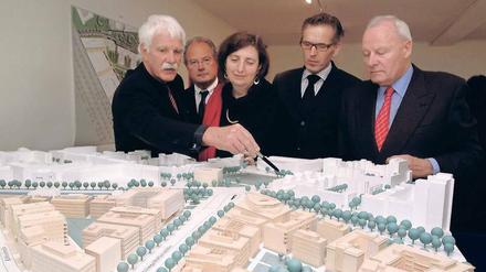 Mann mit Überblick. Hans Stimmann hatte als Senatsbaudirektor stets einen kritischen Blick auf die Stadt, wie hier auf ein Modell des Köbis-Dreiecks. Als gelernter Maurer bevorzugte er die Ästhetik von Stein, mit Glasbauten dagegen konnte er kaum etwas anfangen. Das galt auch für das Sony-Center.
