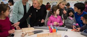 Doris Schröder-Köpf im Februar mit geflüchteten Kindern in Friedland.
