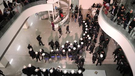 Bewaffnete Spezialeinheiten bewachen das Redaktionsgebäude der Zeitung "Zaman".