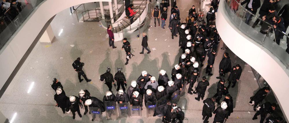 Bewaffnete Spezialeinheiten bewachen das Redaktionsgebäude der Zeitung "Zaman".