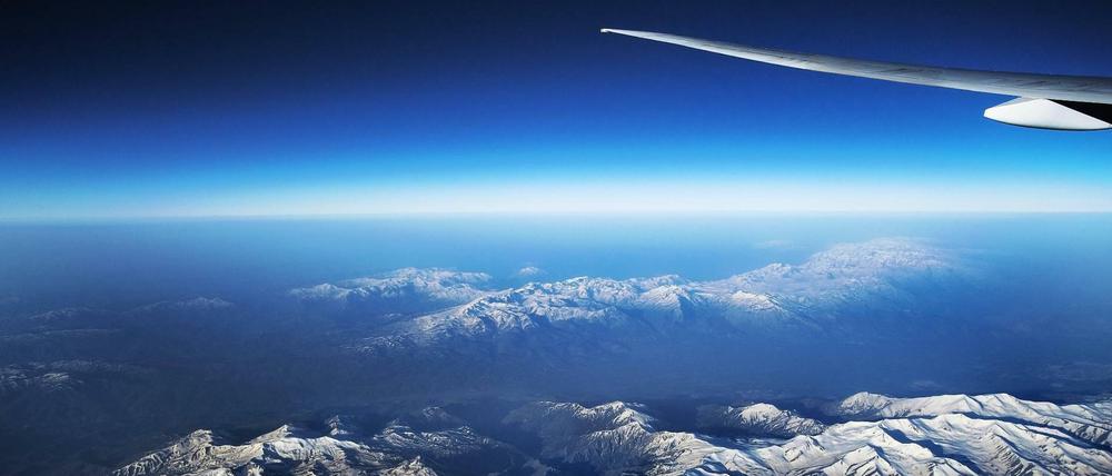 Flugzeug über den schneebedeckten Bergen der Osttürkei