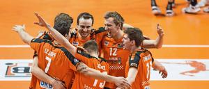 Halbfinaaaale! Die Spieler der Volleys freuen sich über den Erfolg.