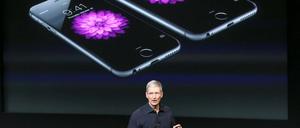 Apple-Chef Tim Cook präsentiert sein Erfolgsprodukt. Apples Härte im Streit mit dem FBI findet viel Zuspruch.