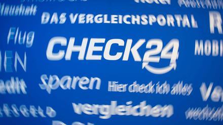 Das Logo von Check24 sowie zahlreiche Slogans des Unternehmens.