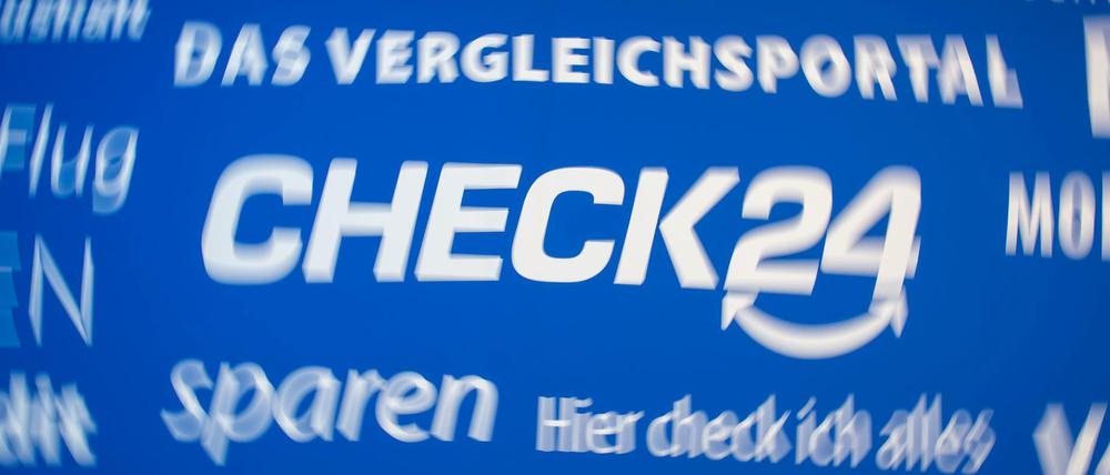 Das Logo von Check24 sowie zahlreiche Slogans des Unternehmens.
