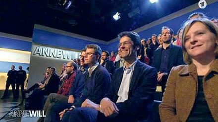 Applaus für den Justizminister. Dass Moderatorin Anne Will den Sprecher von Heiko Maas (Zweiter von rechts) in der Sendung ansprach, nahm er mit Humor.