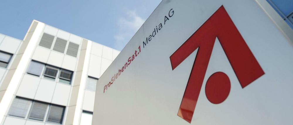 Das Konzern-Logo der ProSiebenSat.1 Media AG am Eingang zur Konzern-Zentrale in Unterföhring bei München. Der Medienkonzern gehört vom 21. März an zu den im Dax verzeichneten Unternehmen.
