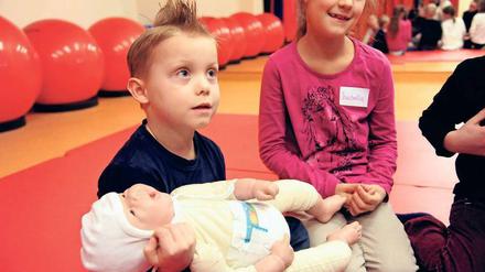 Das Ende der Alleinherrschaft. In wenigen Wochen werden Leon (5) und Isabella (8) zu Geschwistern. In einem Kurs im St. Joseph Krankenhaus lernen sie, wie sie das Neugeborene wickeln oder trösten können. 