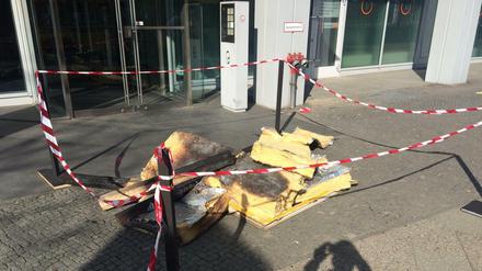 Dämmmaterial und Dachbalken aus der abgebrannten Flüchtlingsunterkunft in Nauen liegen vor der AfD-Geschäftsstelle in Berlin-Tiergarten
