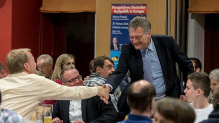 Der AfD Vorsitzende und Spitzenkandidat der AfD zur Landtagswahl 2016 in Baden-Württemberg, Jörg Meuthen, begrüsst in Weil der Stadt Besucher. 