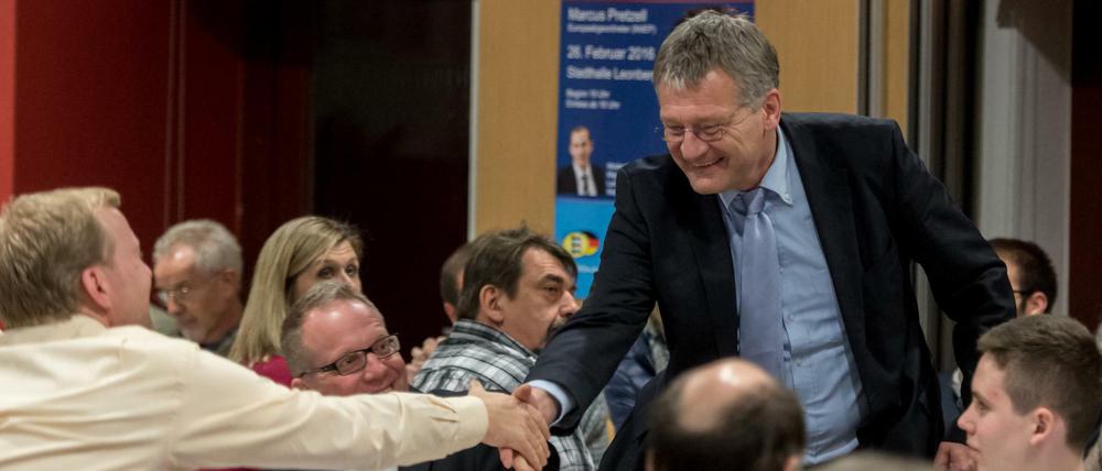 Der AfD Vorsitzende und Spitzenkandidat der AfD zur Landtagswahl 2016 in Baden-Württemberg, Jörg Meuthen, begrüsst in Weil der Stadt Besucher.