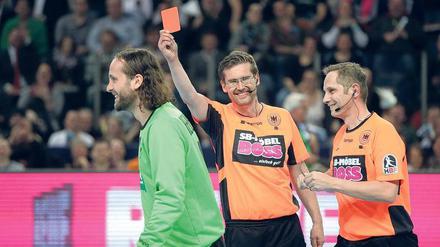 Spaß beiseite. Rote Karten sorgen nur in All-Star-Spielen für Erheiterung, hier muss Silvio Heinevetter vom Feld. 
