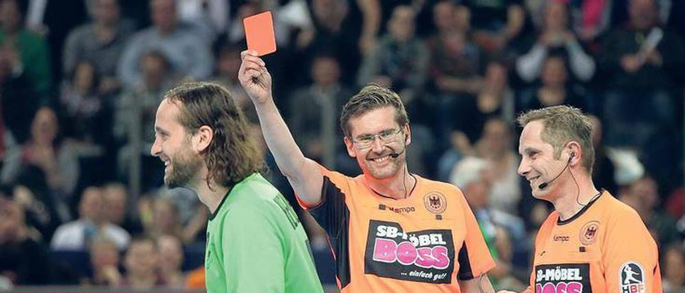 Spaß beiseite. Rote Karten sorgen nur in All-Star-Spielen für Erheiterung, hier muss Silvio Heinevetter vom Feld.