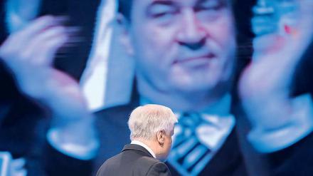 Aus dem im Hintergrund. Horst Seehofer verlässt beim CSU-Parteitag im November die Bühne, von der Leinwand klatscht Markus Söder ihm Beifall. 