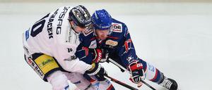 Der Meister kommt zum zukünftigen Meister? Mannheims Nikolai Goc (r) und Berlins Spencer Machacek kämpfen auch heute wieder um den Sieg.
